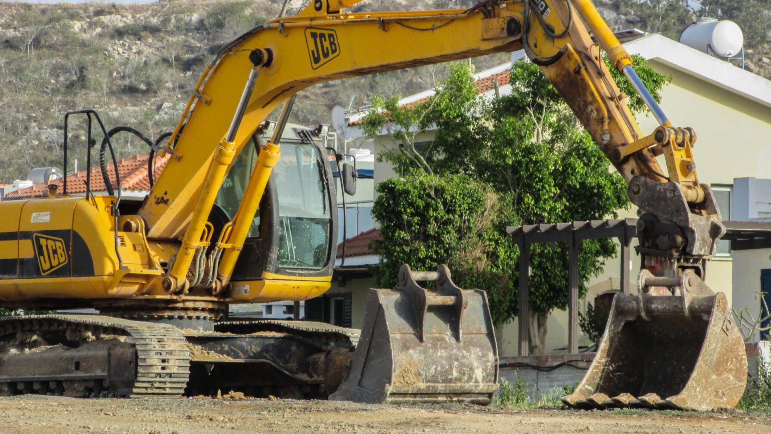 Grua trabajando en proyecto de ingeniería